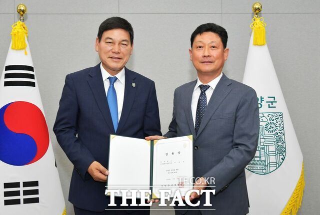 이정국 부군수(오른쪽)이 임용장을 수여받고 정철원 군수(왼쪽)와 기념사진을 찍고 있다. /담양군
