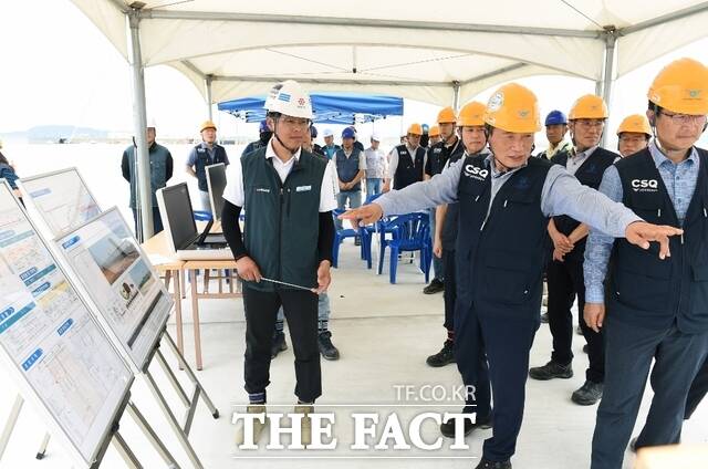 이학재 인천국제공항공사 사장(가운데)이 여름철 폭염 대비 특별 안전점검을 하고 있다. /인천공항공사