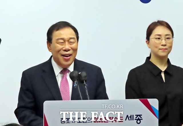 기자질문에 답변하고 있는 최민호 세종시장 /김형중 기자