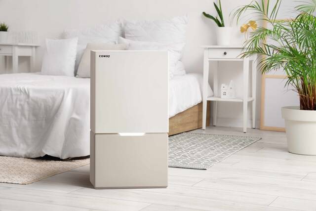 코웨이는 BSTI 총 863.1점을 획득해 대한민국 100대 브랜드로 선정됐다고 1일 밝혔다. 사진은 인버터 제습기 23L 제품. /코웨이