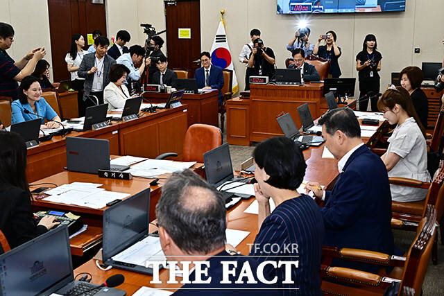 안건 상정하는 박주민 복지위원장.