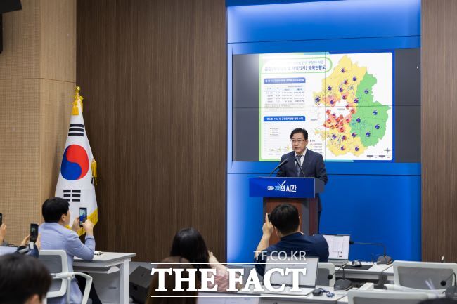 1일 오전 경기도청 브리핑룸에서 강민석 대변인이 경기 동부 자연보전권역 내 제1호 산단클러스터 조성 기자회견을 하고 있다. /경기도