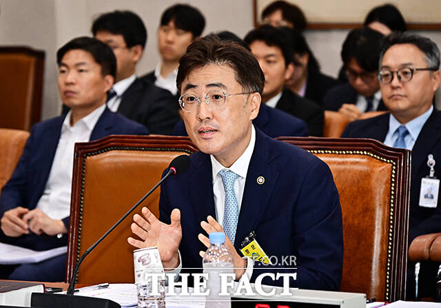 질의에 답변하는 이진수 법무부 장관 직무대행.