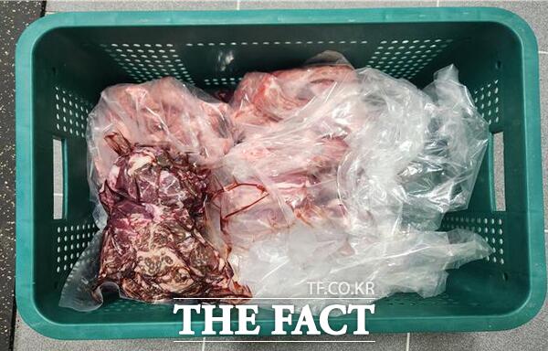 창고에서 발견된 표시사항이 없는 무표시 축산물의 모습 /대전시