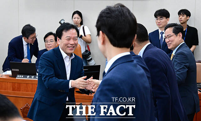 여당 간사 정태호 더불어민주당 의원(왼쪽)이 야당 간사인 박수영 국민의힘 의원(오른쪽)을 비롯한 야당 의원들과 인사하고 있다.