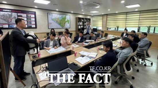 경기 고양시 안전관리 관련 부서 실·국장, 담당관 등 관계자들이 지난달 30일 국토안전관리원 ‘스마트 안전장비 지원사업’ 선정에 따른 스마트 장비 확대 적용 방향을 비롯해 건설현장 안전관리 강화를 위한 대책 회의를 진행하고 있다./고양시