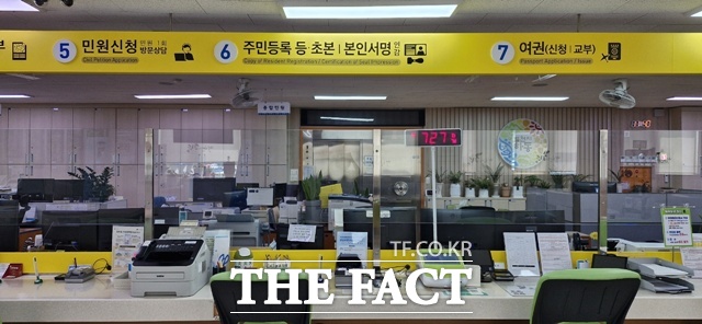 민원창구 안전 가림막 설치 모습 /하동군