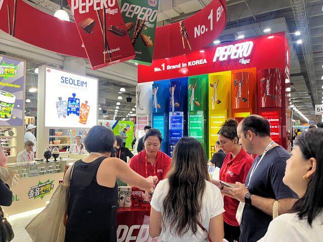 미국 뉴욕 자비츠 센터에서 열린 2025 팬시 푸드쇼를 방문한 소비자들이 롯데웰푸드 빼빼로를 시식하고 있다. /롯데웰푸드