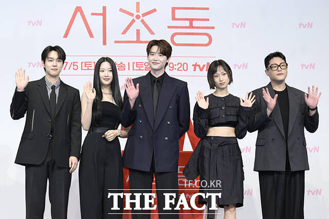 배우 강유석과 문가영, 이종석, 류혜영, 임성재(왼쪽부터)가 1일 오후 서울 구로구 더링크 호텔에서 열린 tvN 새 토일 드라마 서초동 제작발표회에 참석해 포즈를 취하고 있다. /장윤석 기자