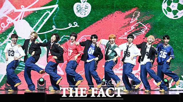 그룹 아홉(AHOF)이 1일 오후 서울 광진구 예스24 라이브홀에서 열린 첫 번째 미니앨범 WHO WE ARE(후 위 아) 발매 기념 쇼케이스에 참석해 수록곡 파랑 학교, 초록 잔디, 빨간 운동화 무대를 펼치고 있다. /서예원 기자