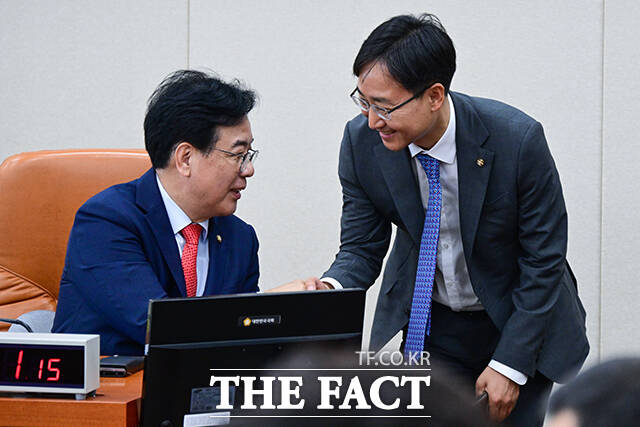 인사 나누는 송언석 위원장과 임광현 의원.