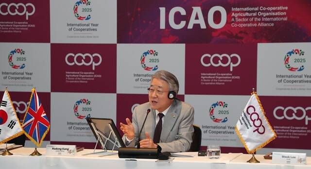 강호동 농협중앙회 회장이 1일(한국시간) 영국 맨체스터에서 열린 국제협동조합농업기구의 집행위원회 및 정기총회를 주재하고 있다. /농협중앙회