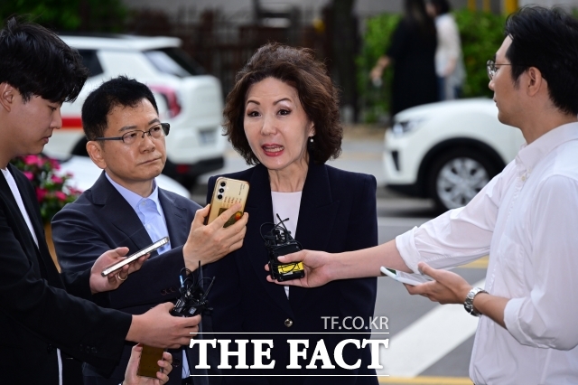 이진숙 사회부총리 겸 교육부 장관 후보자가 지난달 30일 오전 서울 여의도 한국교육시설안전원에 마련된 인사청문회 준비 사무실로 출근하며 취재진 질문에 답변하고 있다./남윤호 기자