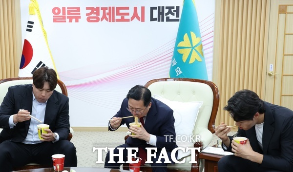 1일 꿈씨패밀리 콜라보 굿즈 공동브랜딩 업무협약식에 참석한 류현진과 오상욱이 이장우 대전시장과 함께 꿈돌이 라면을 시식하고 있는 모습./대전시