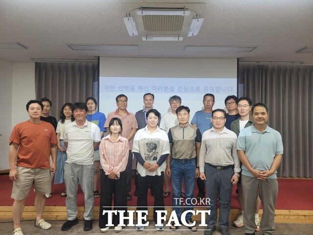 구례군이 버섯 재배기술 교육을 운영하고 기념사진을 찍고 있다. /구례군