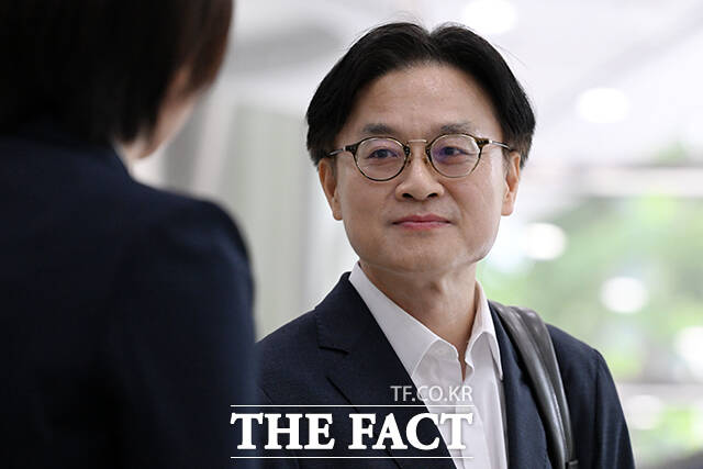 1일 업계에 따르면 원전 전문가로 알려진 김정관 두산에너빌리티 사장이 산업통상자원부 장관 후보자로 지명되면서 업계에서는 이재명 정부가 탈원전을 하지 않을 것이라는 기대감이 일고 있다. 김정관 산업통상자원부 장관 후보자가 지난달 30일 오전 서울 강남구 한국기술센터에 마련된 인사청문회 준비 사무실에 출근하고 있다. /서예원 기자