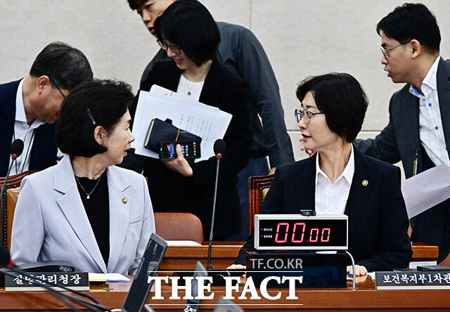 지영미 질병관리처장(왼쪽)과 인사하는 이스란 보건복지부 제1차관.