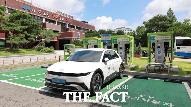 과천시청에 설치된 전기차 충전소 모습./과천시