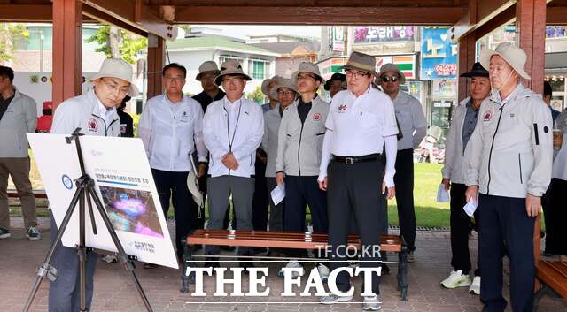 오는 5일 대천해수욕장 개장을 앞두고 김동일 보령시장이 지난달 30일 현장을 점검하고 있다. /보령시