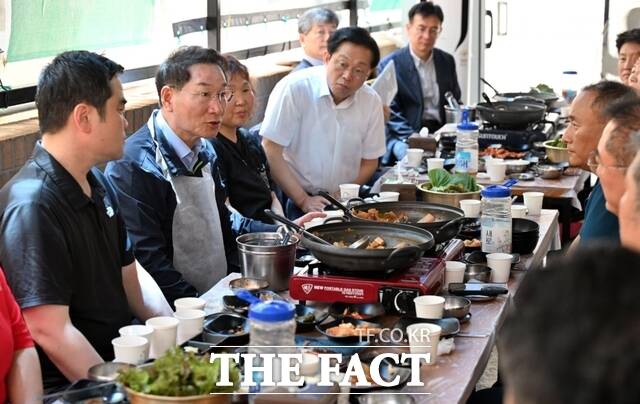 유정복 인천시장이 1일 서구 강남시장에서 시장상인들과 오찬간담회를 하고 있다. /인천시