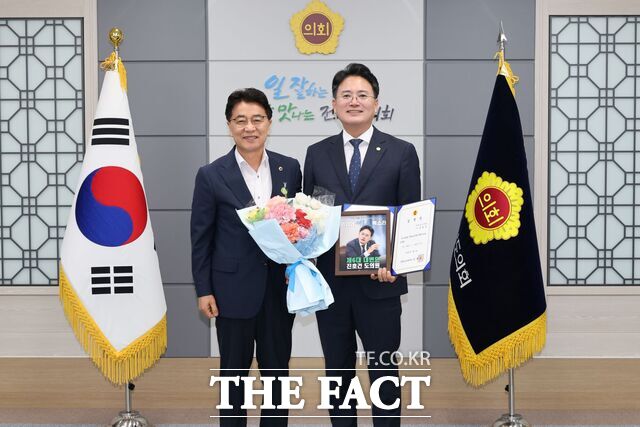 전남도의회가 제6대 대변인에 진호건 도의원을 임영하고 기념사진을 찍고 있다./전남도의회