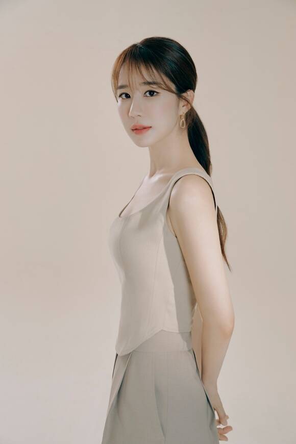 배우 유인나가 소속사 초록뱀엔터테인먼트에 새 둥지를 틀었다. /초록뱀엔터테인먼트