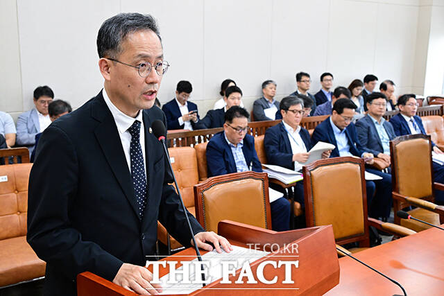 이형일 기획재정부 장관 직무대행 1차관이 1일 오후 서울 여의도 국회에서 열린 기획재정위원회 전체회의에 출석해 제안설명을 하고 있다. /국회=남윤호 기자