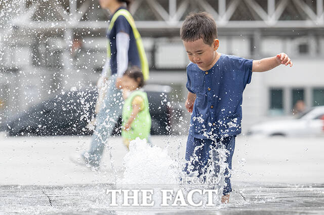 서울 전역에 올해 첫 폭염주의보가 발효된 30일 서울 종로구 광화문광장 바닥분수를 찾은 어린이가 물놀이를 즐기며 더위를 식히고 있다. /더팩트 DB