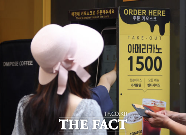 국내에서 공격적인 매출 확대가 어려워진 저가 커피 프랜차이즈들이 해외 진출로 돌파구를 찼고 있다. /뉴시스