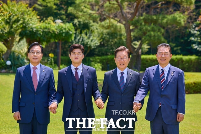 이재명 대통령이 22일 한남동 관저 오찬에 여야 교섭단체 지도부를 초청해 기념촬영을 하고 있다. /대통령실