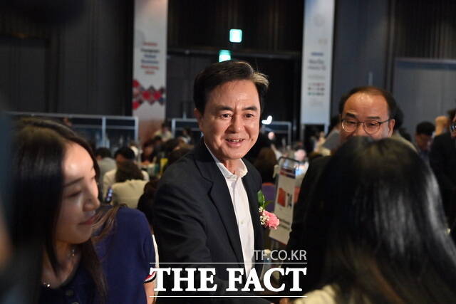 김태흠 충남도지사가 1일 소노벨천안에서 열린 2025 해외사무소 바이어 초청 수출상담회 개막식에 참석해 참석자들과 인사를 나누고 있다. /충남도