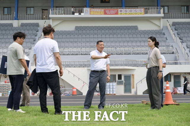 최원철 공주시장이 1일 웅진동 일대 주요사업현장을 점검하고 있다. /공주시