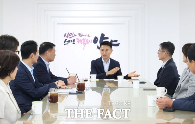 이계삼 신임 안양시 부시장(가운데)이 간부공무원들과 환담하고 있다. /안양시