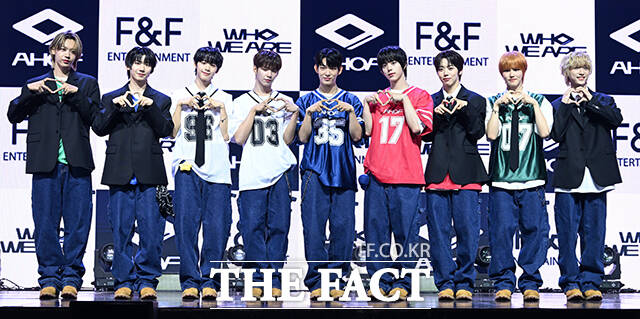 그룹 아홉(AHOF)의 장슈아이보와 박한, 서정우, 제이엘, 스티븐, 즈언, 차웅기, 박주원, 다이스케(왼쪽부터)가 1일 오후 서울 광진구 예스24 라이브홀에서 열린 첫 번째 미니앨범 WHO WE ARE(후 위 아) 발매 기념 쇼케이스에 참석해 포즈를 취하고 있다. /서예원 기자