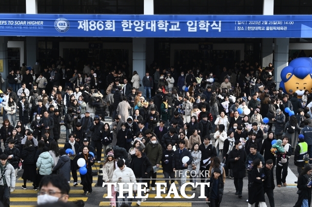 오는 2일부터 한국장학재단 누리집 또는 앱에서 학자금 대출을 신청할 수 있다. 2025학년도 2학기 학자금 대출 신청을 받는다. 사진은 지난 2월 25일 열린 서울 성동구 한양대학교 입학식. /서예원 기자