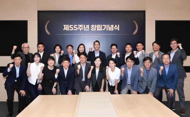 1일 삼성SDI 기흥 본사에서 개최된 55주년 창립기념일 행사에서 최주선 삼성SDI 대표이사 사장(왼쪽 위)과 주요 경영진, SDI인상 등 수상자들이 기념사진을 촬영하고 있다. /삼성SDI