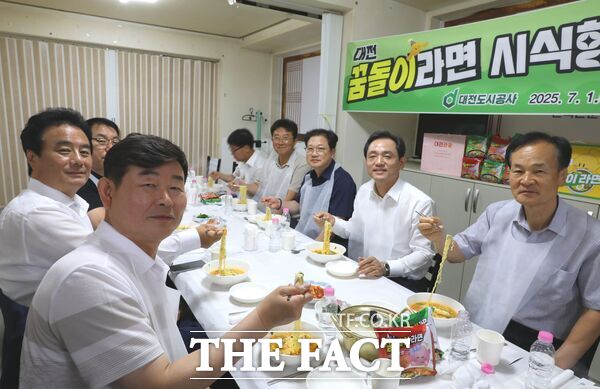 대전도시공사가 1일 본사 인근 식당에서 임직원을 대상으로 대전시 캐릭터 상품인 꿈돌이 라면을 시식하는 행사를 열었다. /대전도시공사