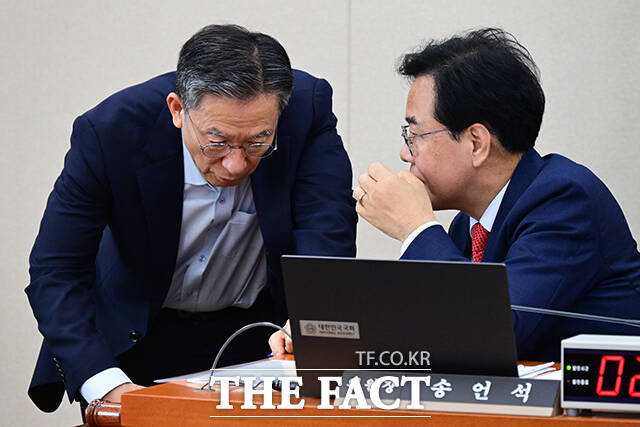 회의장 나서며 송언석 위원장과 대화 나누는 정성호 법무부 장관 후보자.