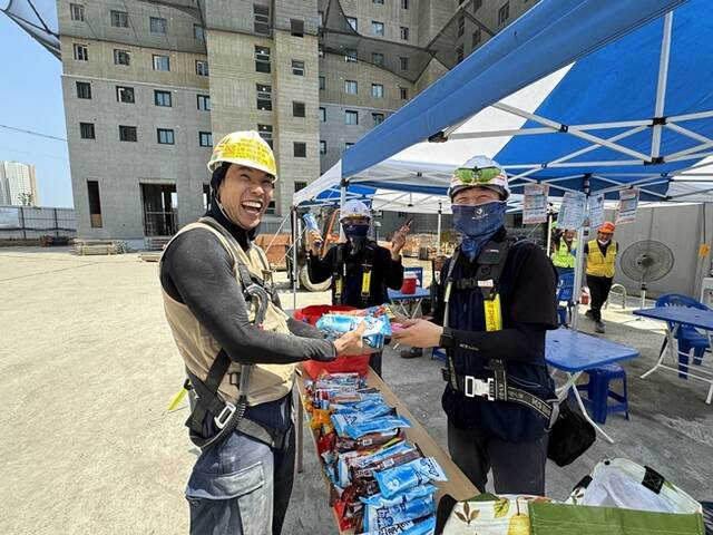 우미건설이 현장 근로자의 온열질환 예방을 위해 안전·보건관리를 강화하고 있다. /우미건설
