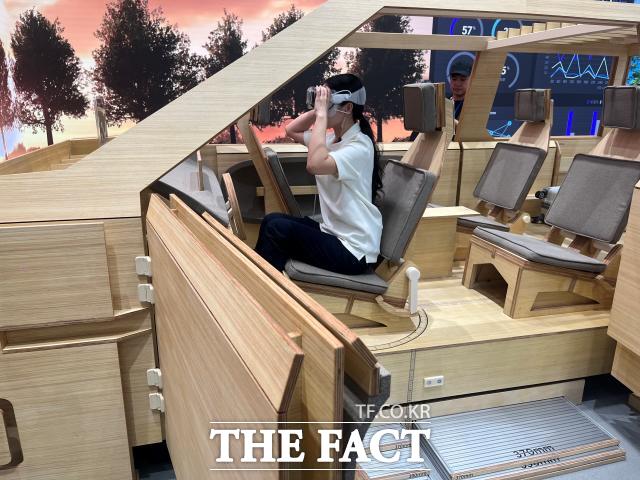 UX 스튜디오 서울 오픈랩에서 현대자동차그룹 관계자가 VR기기를 작동하는 모습. /최의종 기자