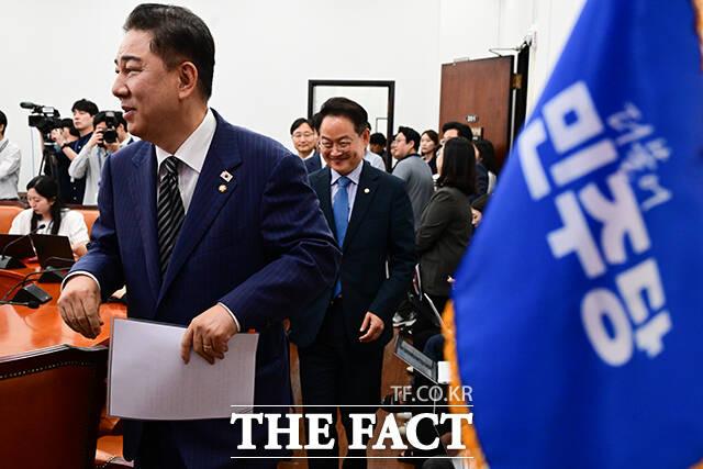 더불어민주당이 1일 추경안 통과와 상법 개정안 처리에 재차 속도낼 의지를 밝혔다. 김병기 더불어민주당 대표 직무대행 겸 원내대표가 24일 오전 서울 여의도 국회에서 열린 물가대책TF 출범식에 참석하고 있다./국회=남윤호 기자