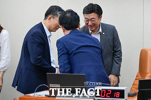 윤호중 행정안전부 장관 후보자가 잇따라 송언석 위원장과 인사하며 회의장을 나서고 있다.