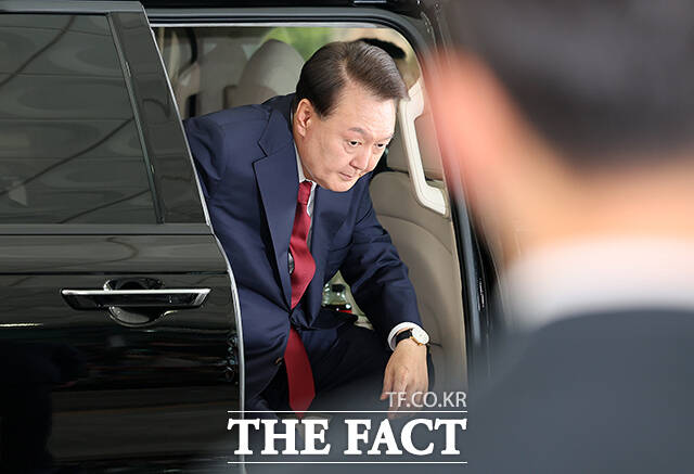 이날 윤 전 대통령은 특검이 통지한 오전 9시 서울고검 청사에 모습을 드러내지 않았다. 윤 전 대통령 측은 전날 건강상 문제로 오는 5일 또는 6일 출석이 가능하다는 서면을 특검에 제출했다. 사진은 지난달 28일 윤 전 대통령이 서울고검에 마련된 내란특검 사무실로 출석하고 있는 모습. /임영무 기자