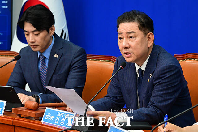 더불어민주당이 김민석 국무총리 후보자 인준안과 상법 개정안을 오는 3일 본회의에서 동시에 처리하겠다고 밝혔다. 김병기 당대표 직무대행 겸 원내대표가 23일 오전 서울 여의도 국회에서 열린 최고위원회의에 참석해 모두발언하고 있다./국회=남윤호 기자