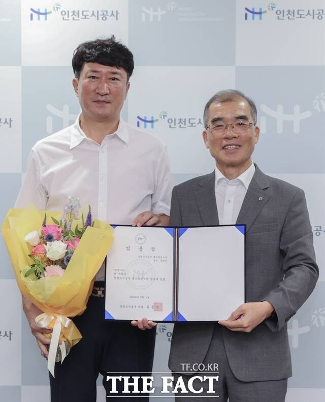 인천도시공사(iH) 1일 iH 핸드볼선수단 신임 감독으로 장인익 감독(왼쪽)을 선임했다. /인천도시공사