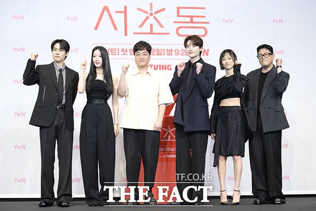 배우 강유석과 문가영, 박승우 감독, 배우 이종석, 류혜영, 임성재(왼쪽부터)가 1일 오후 서울 구로구 더링크 호텔에서 열린 tvN 새 토일 드라마 서초동 제작발표회에 참석해 포즈를 취하고 있다. /장윤석 기자