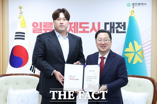한화이글스 류현진(왼쪽)과 이장우 대전시장(오른쪽)이 1일 홍보대사 위촉식에서 기념 촬영을 하고 있다./대전시