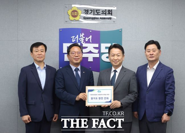 1일 고영인 경제부지사가 경기도의회 민주당 대표의원실에서 김승원 경기도당위원장에게 국민주권정부 국정과제 반영을 위한 경기도 현안을 전달하고있다./경기도