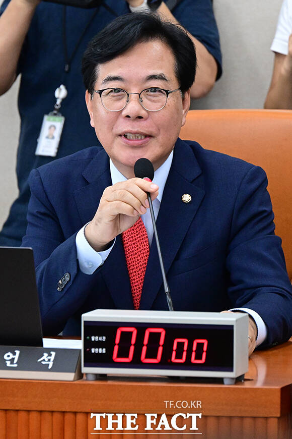 회의 주재하는 송언석 국회 기획재정위원장.