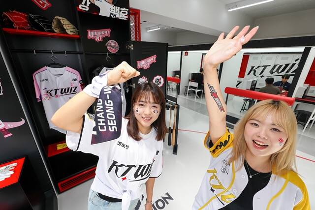 고객들이 수원 KT위즈파크 앞에 위치한 kt wiz 특화매장에서 체험을 즐기고 있다. /KT